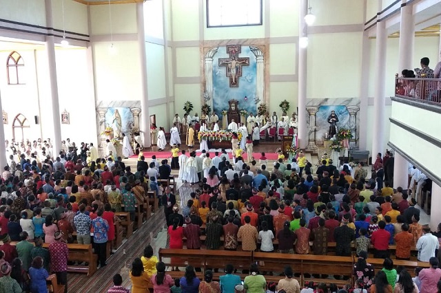 6 imam ofm ditahbiskan di gereja paroki karot