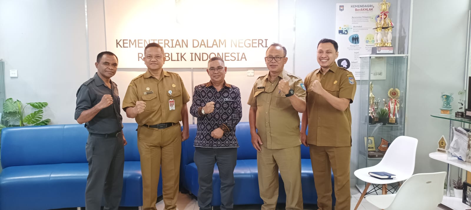 Kado Pelantikan, Wabup Fabi Terima 6.000 Blanko KTP Dari Direktorat Dukcapil Kemendagri RI