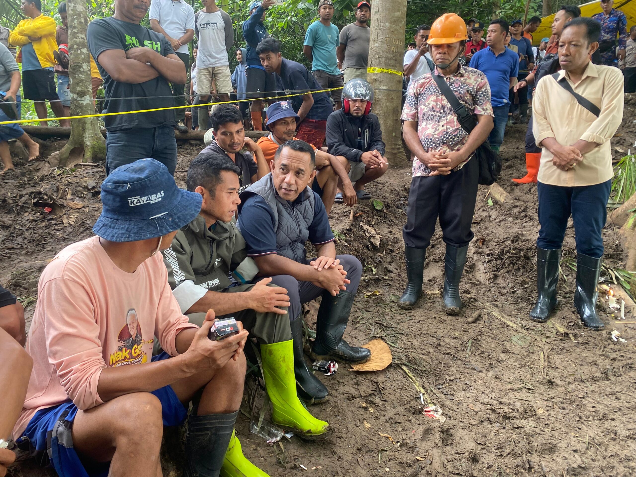 Di Bawah Deras Tiwu Pai, Ikhtiar Tak Berhenti; Bupati Manggarai dan Tim SAR Berdiri Bersama Keluarga Armedo