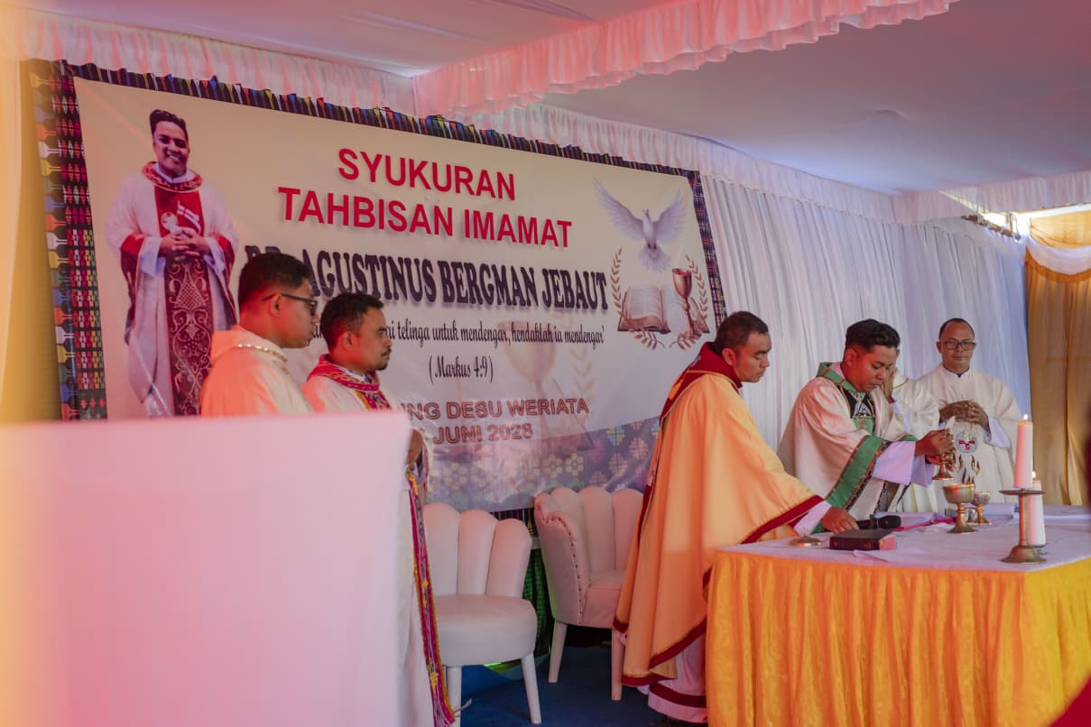 Pemkab Manggarai Hadiri Misa Syukur Tahbisan RD. Agustinus di Gendang Desu